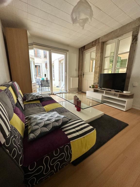 Epinal Hyper Centre, Place des Vosges T2 avec terrasse et salon de jardin. - B&B Épinal