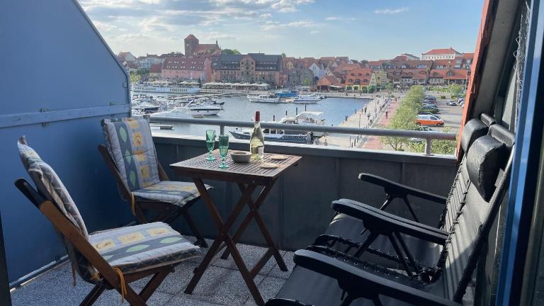 Yachthafen Lounge - B&B Waren