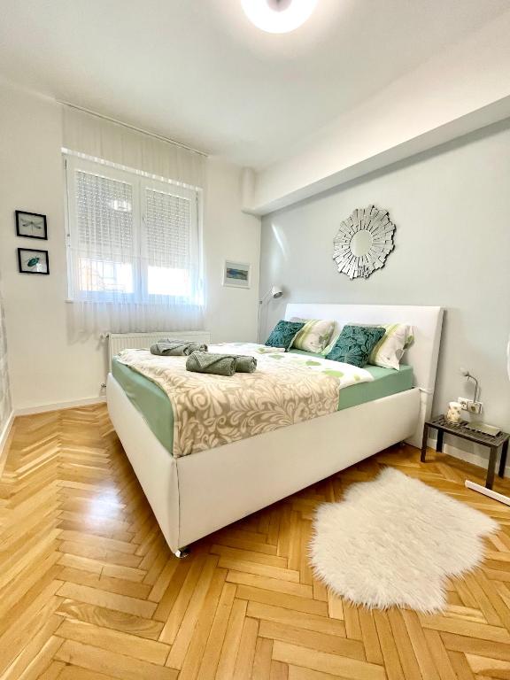Mint Pearl Apartment 3 rooms 2 bathrooms at Kálvin Square - Chambres d'hôtes Budapest