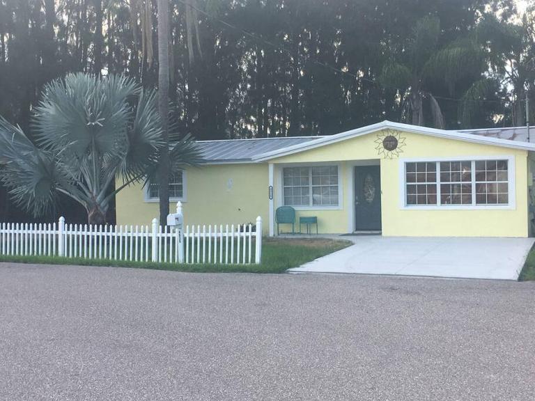 Hidden Treasures - RV friendly - B&B New Port Richey