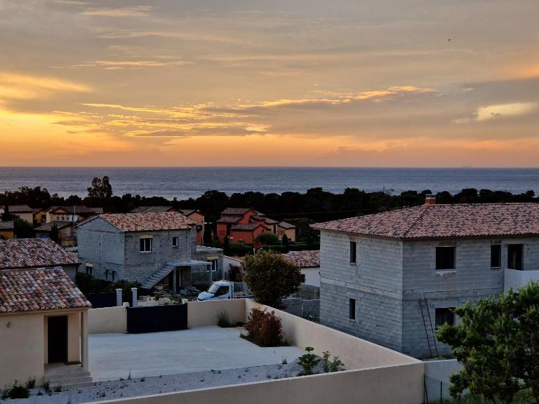 L'Osari, villa vue mer, accès plage à pied, golf, jardin clos pour enfants - B&B Palasca