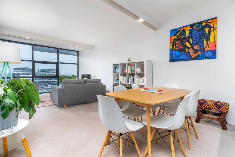 Captivating Lake Views in Kingston - Hosted by CanStay - Chambres d'hôtes Kingston
