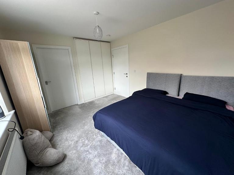Pvt ensuite room ,25 mins train to city center - B&B Dublin