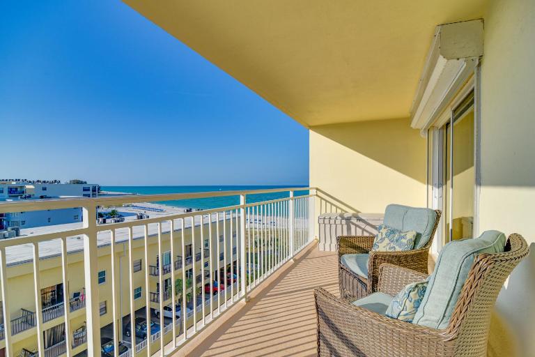 Waterfront Condo w/ Patio & Pool on Madeira Beach! - B&B Saint Pete Beach