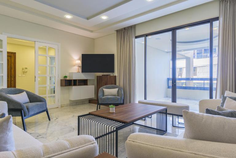 Crest 3-Bedroom Apt in Hamra W- 24-7 Power - B&B Beirut
