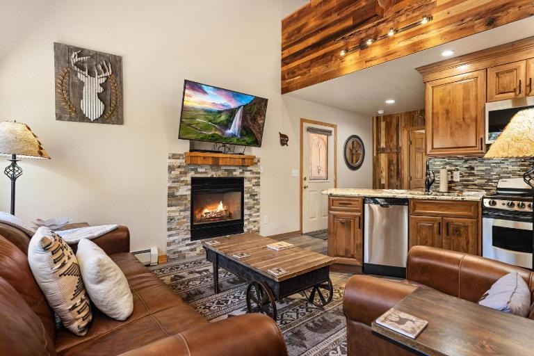 Creekside Suites 03 by Estes Park Condos - B&B Estes Park