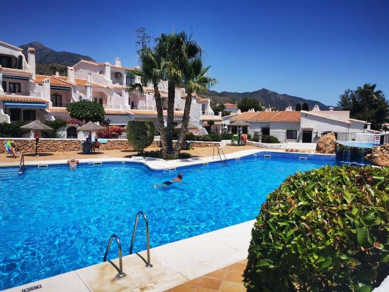 Apartamento Capistrano con terraza y piscina by South Costa - Chambres d'hôtes Nerja
