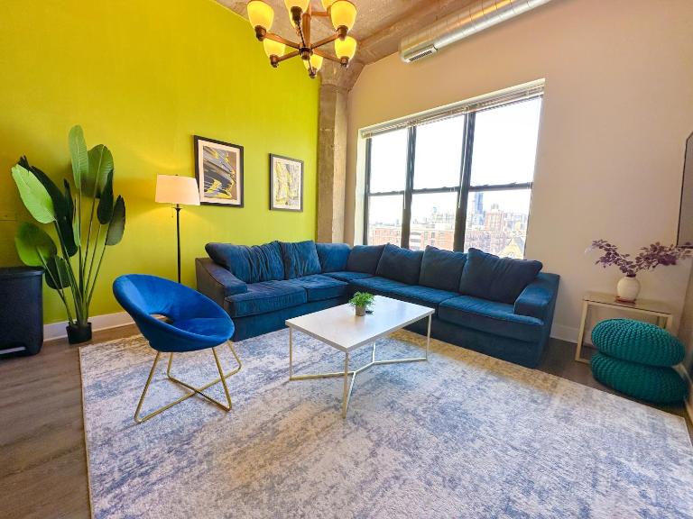 Luxury Cozy 2BR with Optional Parking and Gym Access Near McCormick Place, Lakefront and Soldier Field - B&B Chicago