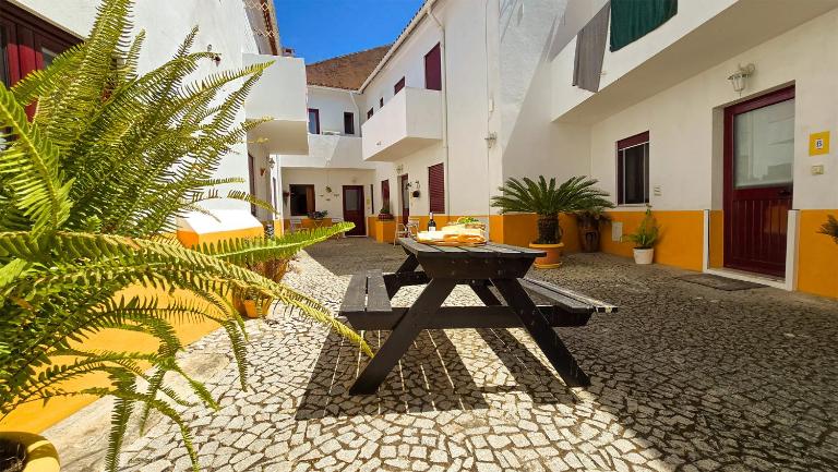Évora City Break Apartment with Patio in the Historic Centre - Chambres d'hôtes Évora