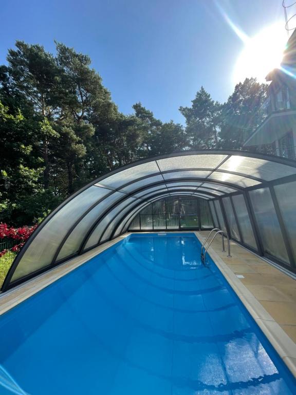 Pod Sosnami - basen, sauna, garaż, obok nadmorskiego lasu - Villa 4 Pory Roku - Bed and Breakfast Jastrzębia Góra