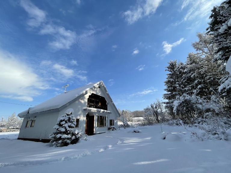 ただ眠るための宿じゃない 家族で雪と遊ぶ富良野の貸切スキーベース - Chambres d'hôtes Kami-furano