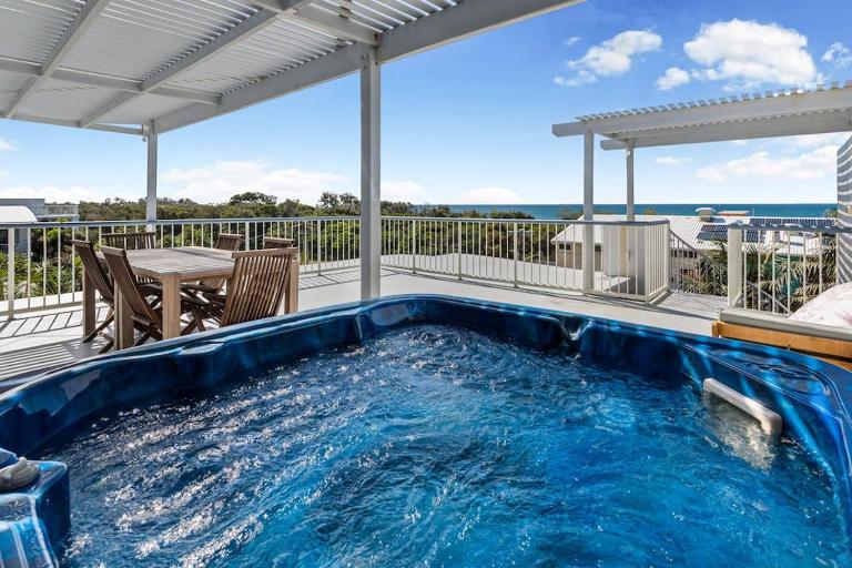 COASTAL ESCAPE - views rooftop terrace & jaccuzi - Ferienwohnung Merrigal