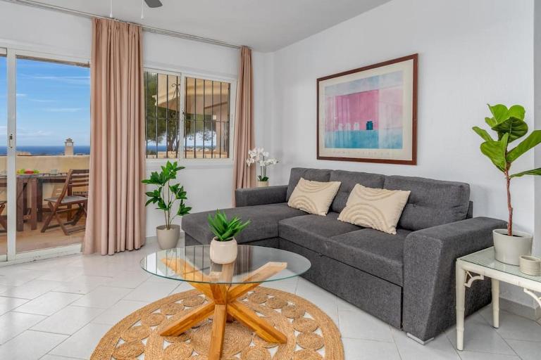 Coastal escape/Family-Friendly 2-BR with seaview - Ferienwohnung Mijas Costa