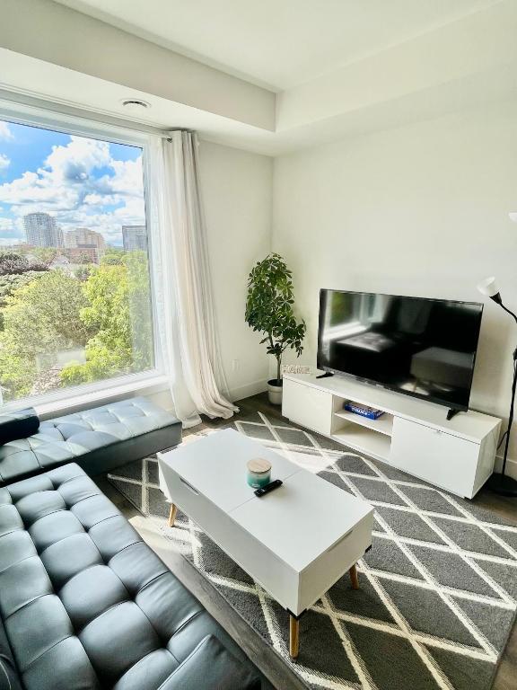 Modern Queen Room-Private Bathroom - B&B Waterloo