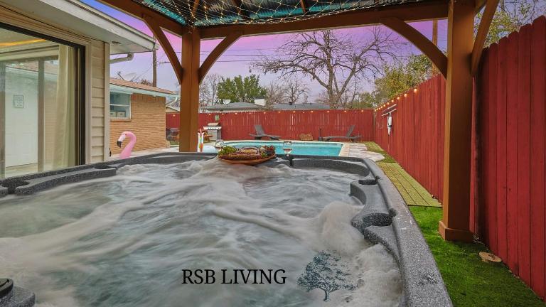 Serene 5BR 2BA Winter Home with Hot Tub & Fire Pit - Bed and Breakfast Irving