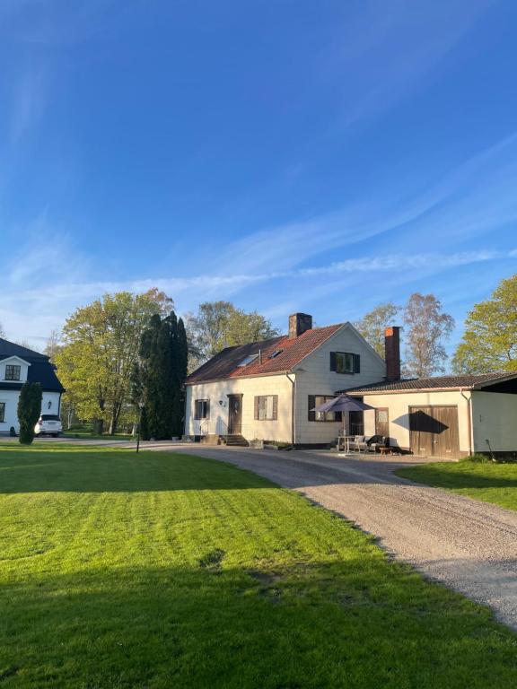 Gårdsflygel med egen trädgård - B&B Lind