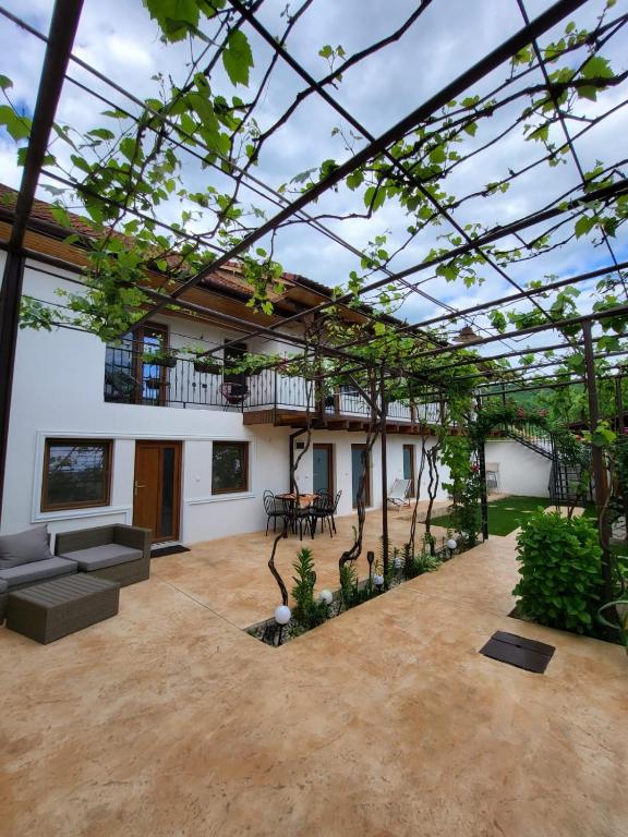 CASA DIN SAT - B&B Eşelniţa