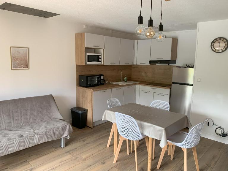Agréable T2 en rez de jardin à 2 pas du plan d'eau - Chambres d'hôtes Embrun