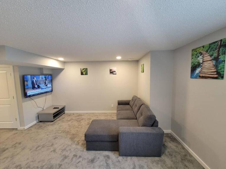 Cozy vacation! 3min from Cinema Plex, Biggest YMCA, South Health Campus, etc - B&B Calgary