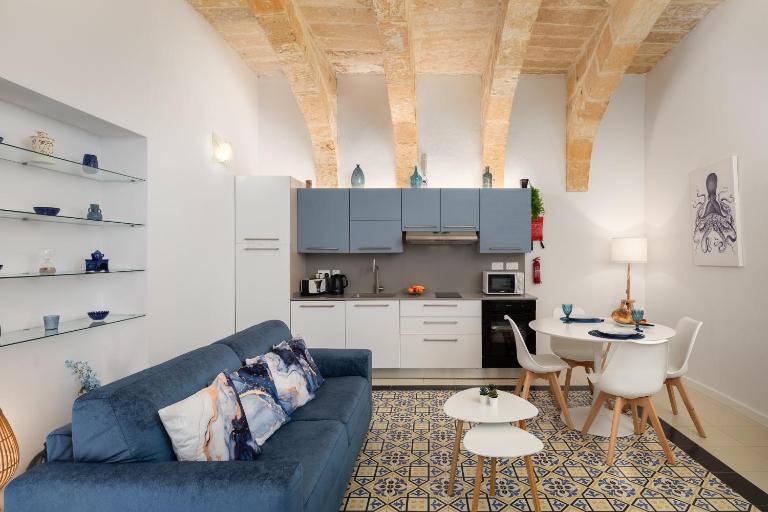 Modern Traditional Apartment with Maltese Internal Court Yard - Designed with Traditional Stone and Tiling - Ferienwohnung Valletta