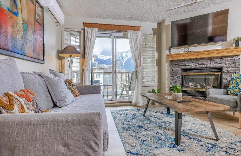 Lovely Mountain View 2 Bedroom Suite - B&B Canmore