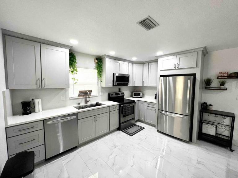 Modern cozy with pool and big backyard - Chambres d'hôtes Tampa