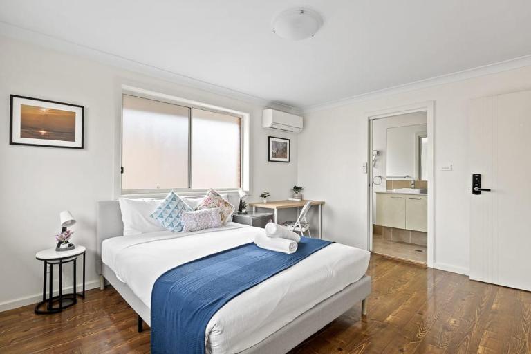 Luxe Ensuite Queen Room in Panania - Nearby Station - B&B Bunnan
