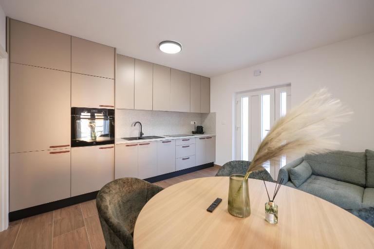 Royal Oak Apartment With Private Parking - Chambres d'hôtes Zadar