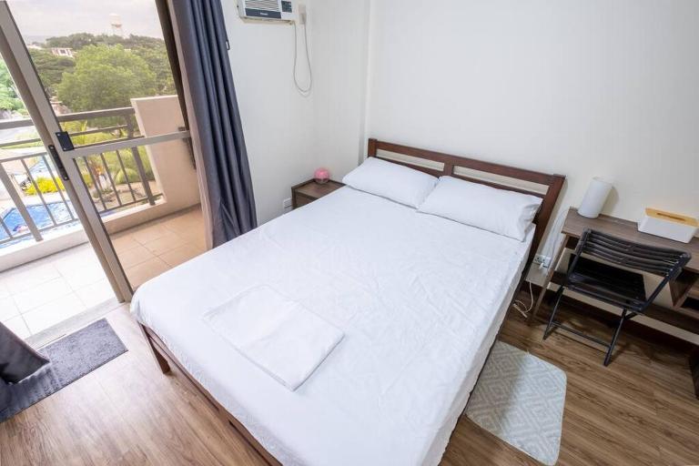 2BR Fully Air-Conditioned Staycation with Parking - B&B Manila