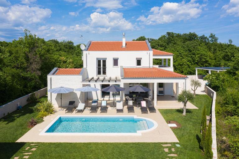 Villa Unica for 8 People in Central Istra, very quiet and luxurious retreat only 15 minutes from azure blue sea - Chambres d'hôtes Juršići