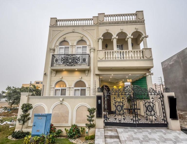 Luxury Dream Vacation Home in DHA Near Lahore Airport - B&B Lahore