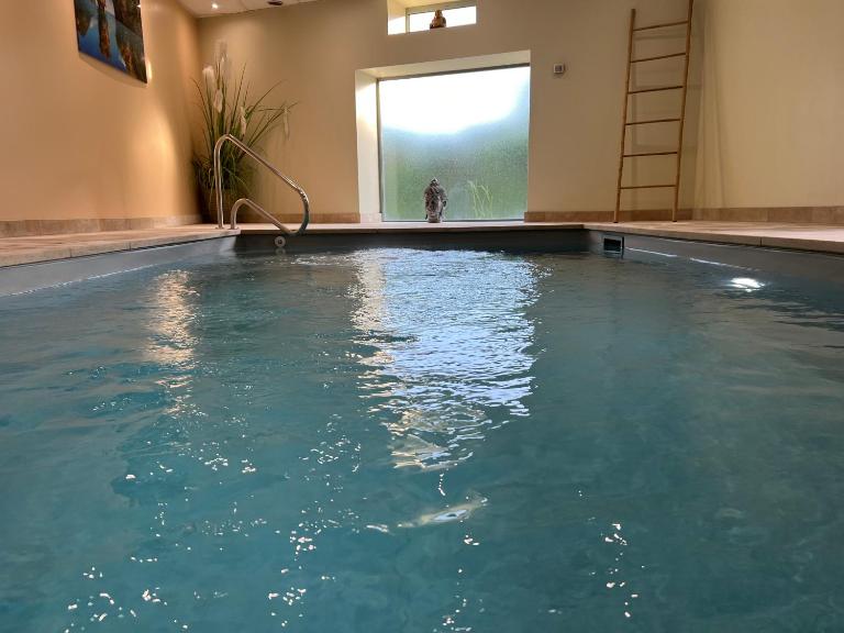 Mon Petit Paradis, Piscine Intérieure Chauffée Privative - Chambres d'hôtes Lournand