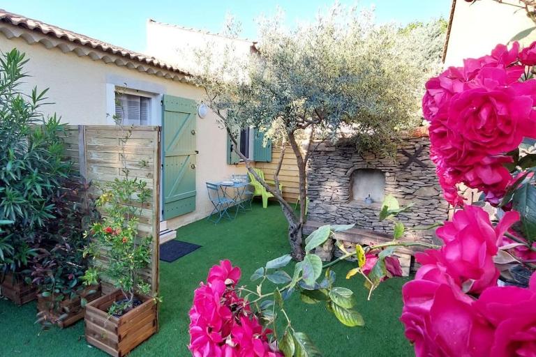 Gîte de L'Olivier, classé, climatisé, jardin avec parking gratuit devant le logement et à 5 minutes du centre-ville à pied - B&B L'Isle-sur-la-Sorgue