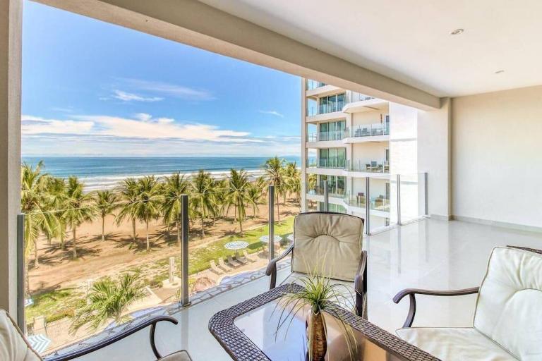 Luxury Oceanfront Stay, Two Master Suites, Walk to Town - B&B Jacó