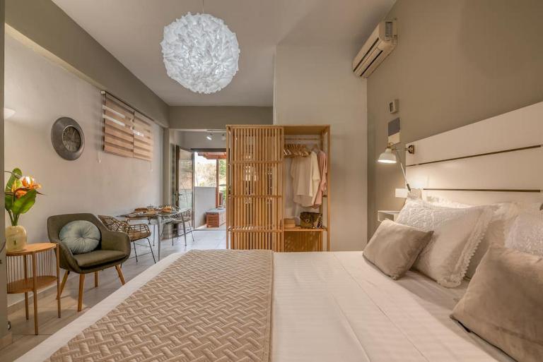 Modern Studio 2 with a Yard - B&B La Canea