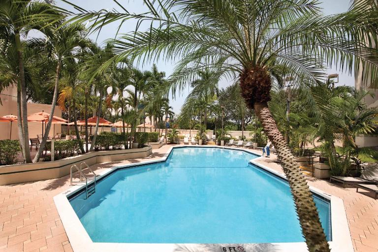 Cozy Two Room Suite with Modern Touches and Pool - Bed and Breakfast Boca Raton