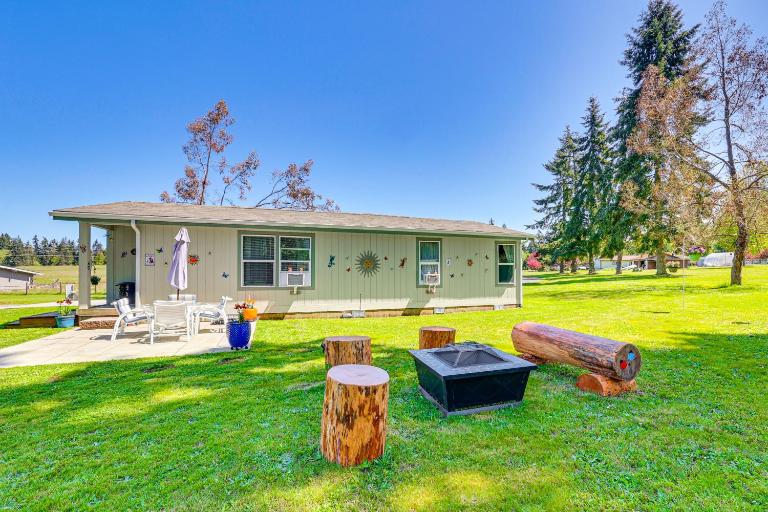 Fire Pit + Patio: Peaceful Port Angeles Escape! - Bed and Breakfast Port Angeles