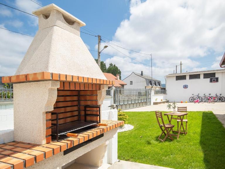 AG Casa Belenda con jardín 11pax, Santiago a 40km - B&B Erbecedo