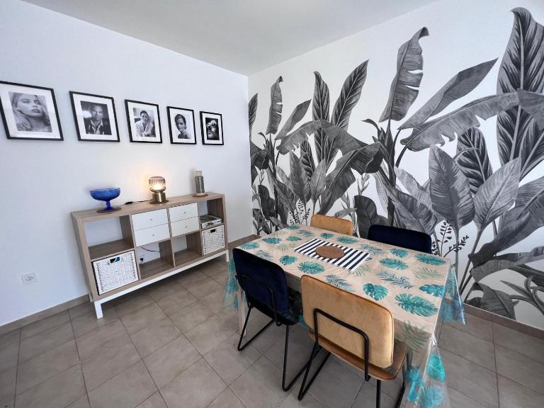 Le Cosy Rionde : Apt 6 Prs, 2 ch, parking, clim - B&B Antibes
