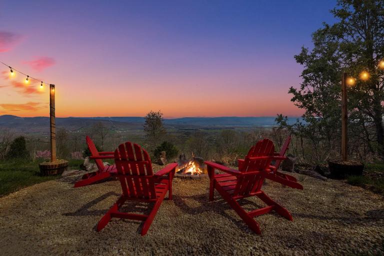 Lofted chalet cabin w hot tub fire pit & views - B&B Old Fields