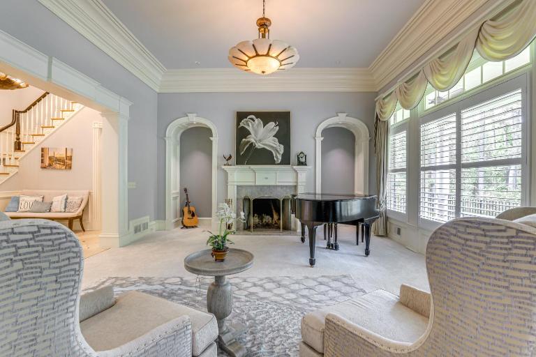 Buford Mansion w/ Pool ~ 14 Mi to Lake Lanier - Ferienwohnung Buford