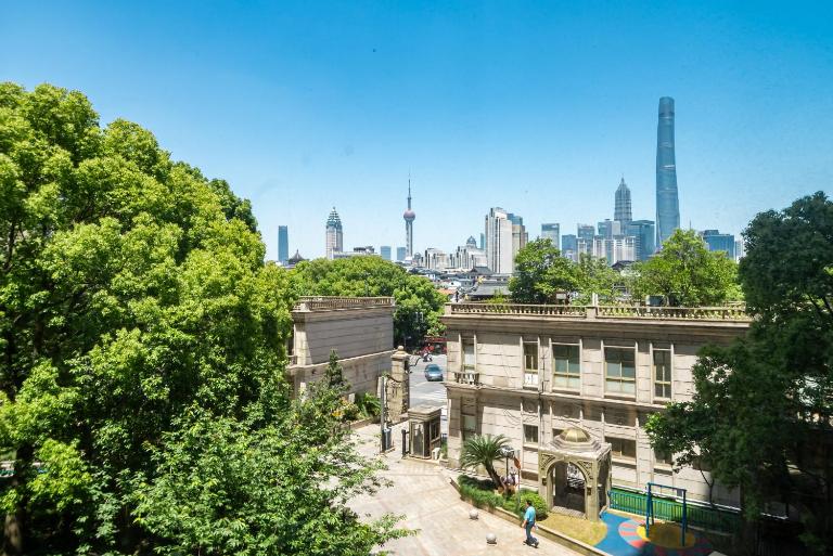 Yi Du Home at Yu Garden with Iconic Skyline Views -Steps to Metro, Cards OK - Ferienwohnung Shanghai
