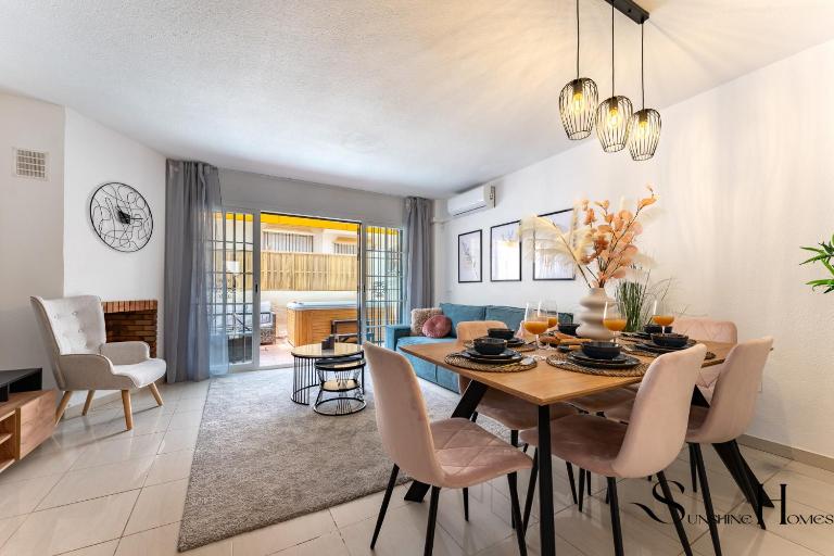 Townhouse wIth Jacuzzi,sea views, swimming pool,garage - Chambres d'hôtes Benalmádena