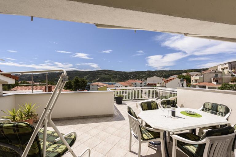 Apartments Luka - Trogir, Marina 150m from the beach - B&B Marina
