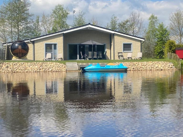 Ferienhaus Deluxe, direkt am See, mit hauseigener Panorama Außensauna, zwei Badezimmern, Tretboot, Kamin, in direkter nähe zum Kinderspieleparadies sowie Reit- und Ponyhof, 1 bis 8 Personen - B&B Twist