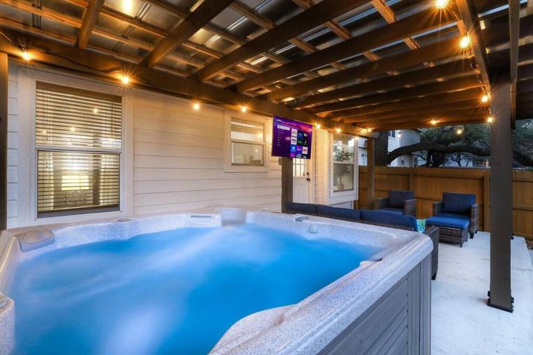 10 mi Lackland BMT HotTub Game Room Bocce Ball SeaWorld - Bed and Breakfast San Antonio