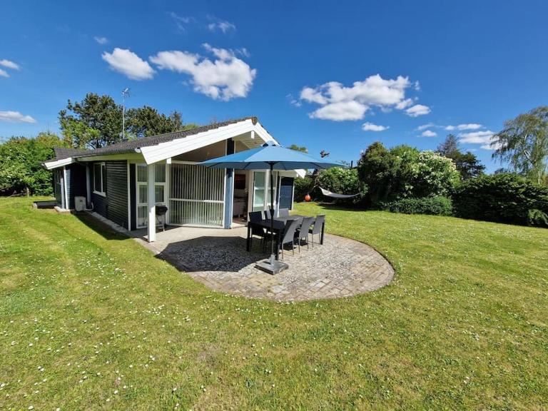 Holiday house by a fantastic beach and free WiFi - B&B Slagelse