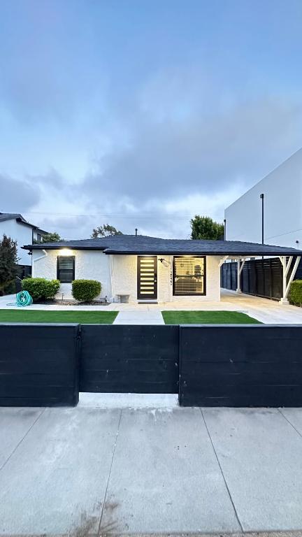 Modern Studio Stylish &Cozy Back Unit - Bed and Breakfast Los Angeles