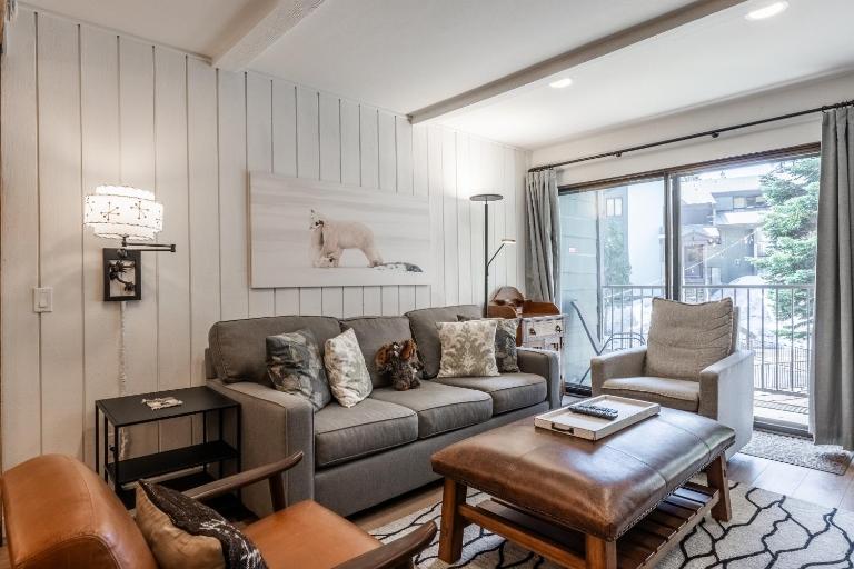 Fully Renovated! St Anton #17 Ski in Ski Out 1 Bedroom 1 Bathroom Condo! Sleeps up to 4! - Bed and Breakfast Mammoth Lakes