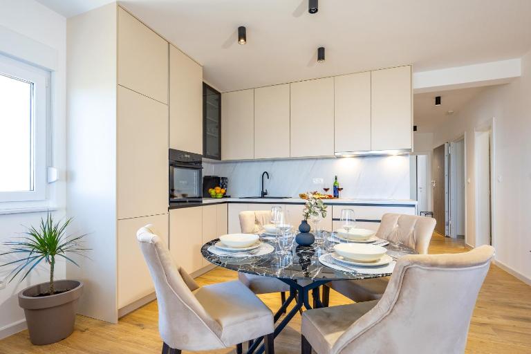 Apartment Ružmarin Residence J beach parking included - B&B Makarska